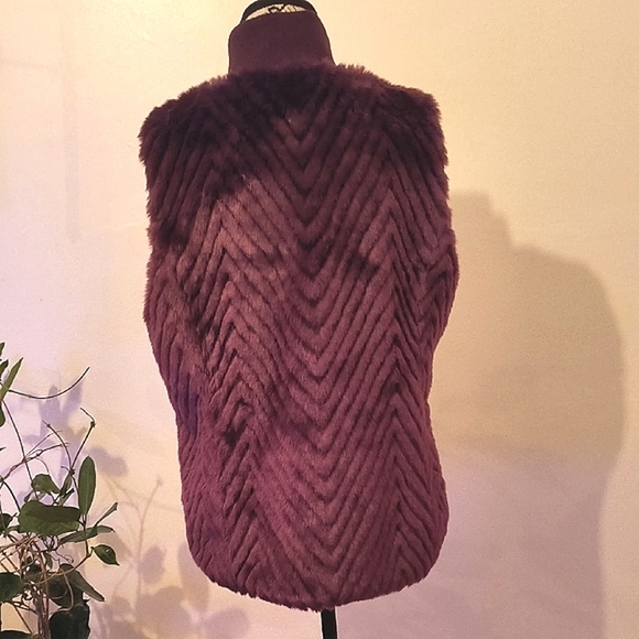 Charlie B Women's Burgundy Faux Fur Vest. Size Medium. Great Condition - Picture 5 of 5